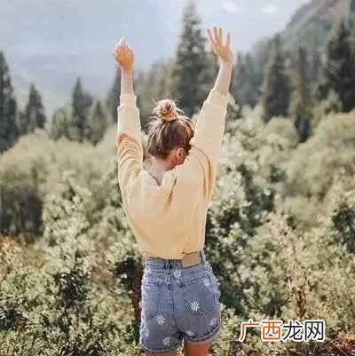 什么颜色适合夏天（夏天适合穿什么颜色衣服好
