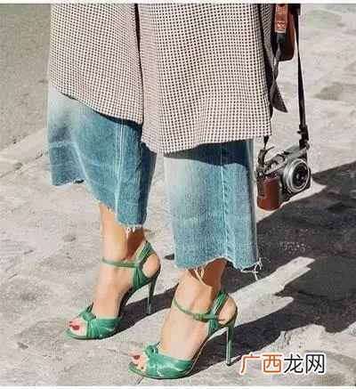 什么颜色适合夏天（夏天适合穿什么颜色衣服好