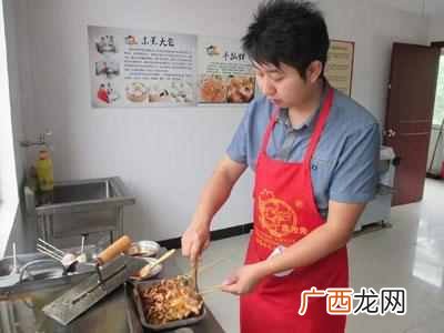 男的摆地摊适合卖什么(男人摆摊卖小吃怎么样