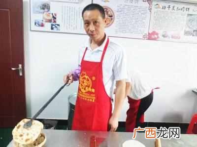 男的摆地摊适合卖什么(男人摆摊卖小吃怎么样