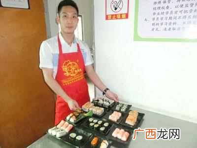 男的摆地摊适合卖什么(男人摆摊卖小吃怎么样