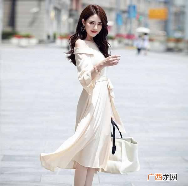 喇叭上衣下面配什么(喇叭袖上衣配什么下装好