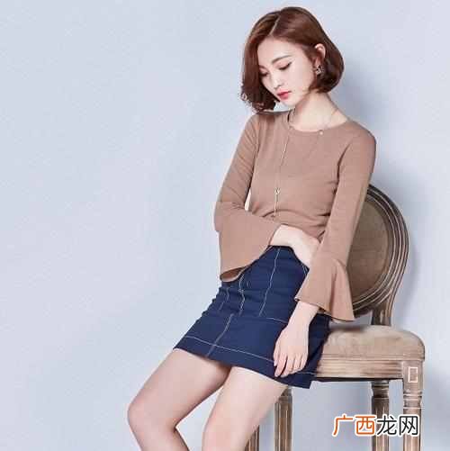 喇叭上衣下面配什么(喇叭袖上衣配什么下装好