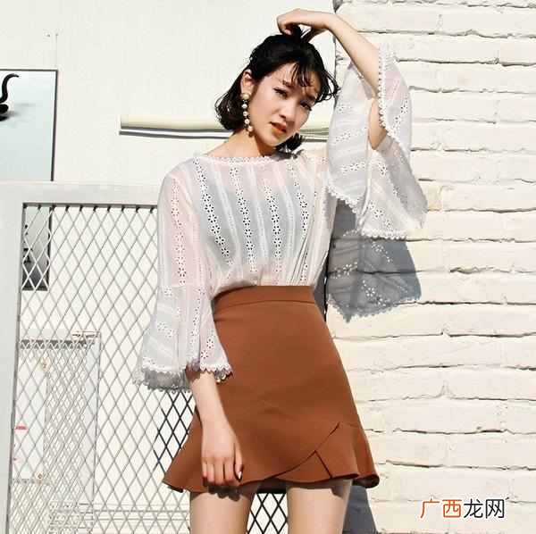喇叭上衣下面配什么(喇叭袖上衣配什么下装好