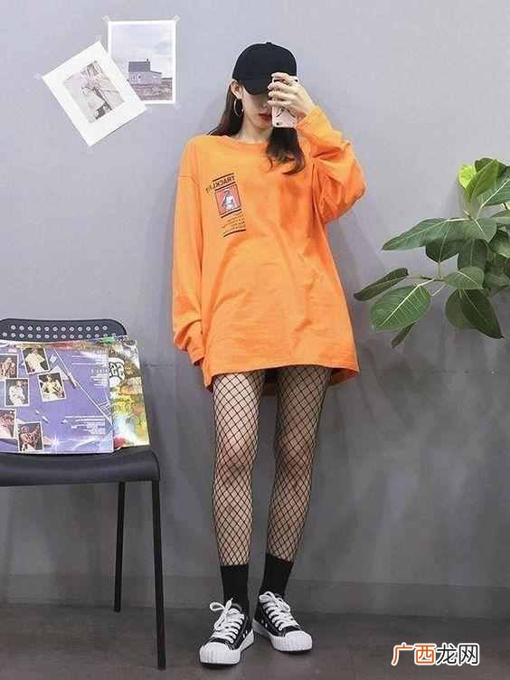 宽松长t恤搭配什么下装（女生宽松长t恤怎么搭配