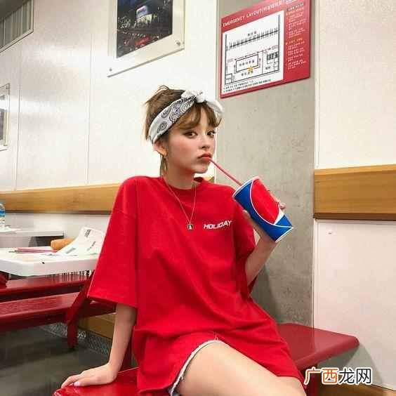 宽松长t恤搭配什么下装（女生宽松长t恤怎么搭配
