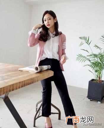 粉色上衣搭配什么裤子（女生夏季粉色上衣怎么