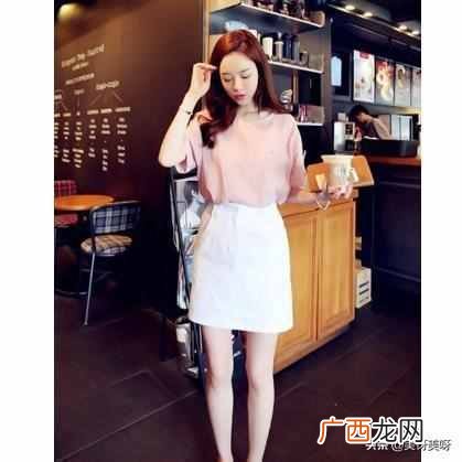 粉色上衣搭配什么裤子（女生夏季粉色上衣怎么