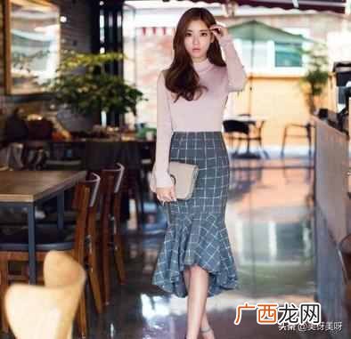 粉色上衣搭配什么裤子（女生夏季粉色上衣怎么