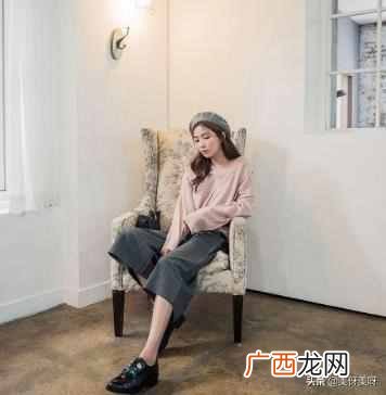 粉色上衣搭配什么裤子（女生夏季粉色上衣怎么