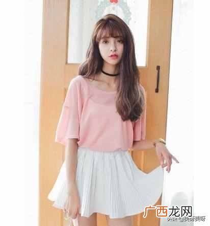 粉色上衣搭配什么裤子（女生夏季粉色上衣怎么