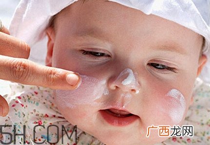 皮肤过敏是什么原因引起的？皮肤过敏和荨麻疹的区别