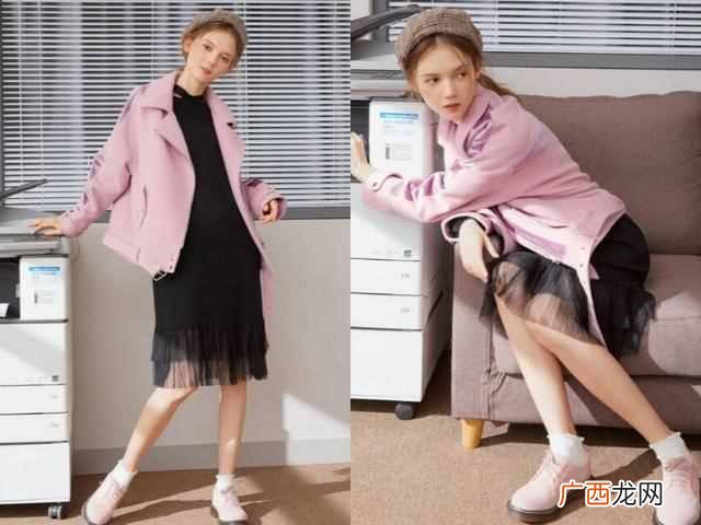 外套是粉色里面穿什么（女生粉色外套里面搭配