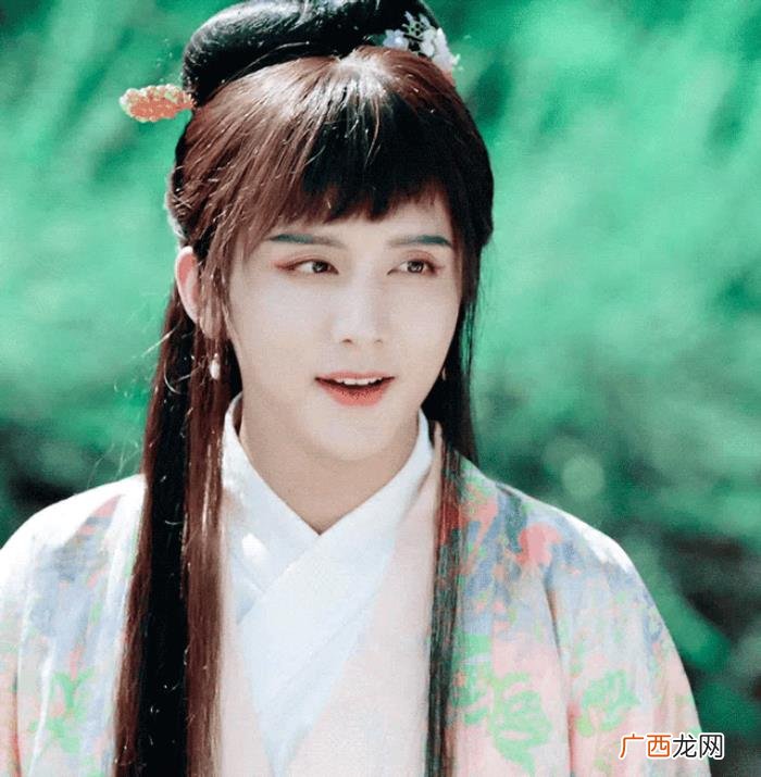 张新成穿女装，张新成这些年成长的不仅是他的女装扮相