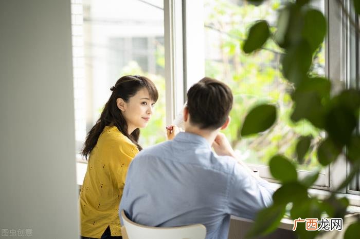 初次加微信怎么聊天女生，第一次加女孩子微信如何聊天