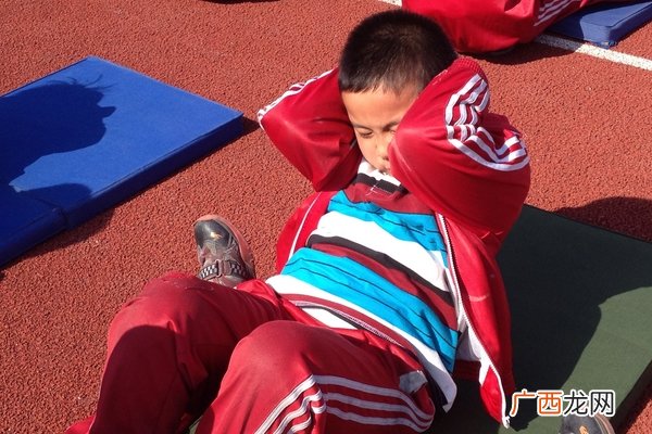 仰卧起坐起不来怎么办？仰卧起坐对身体有伤害吗