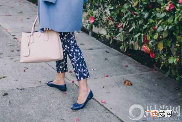 花裤子搭配什么上衣好看（女士花裤子搭配参考