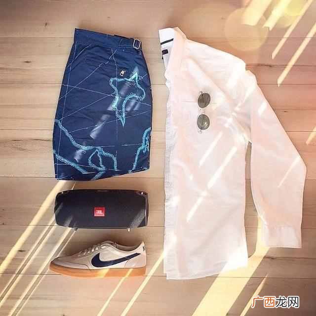 男生短裤上穿什么搭配（男生穿短裤上身怎么搭