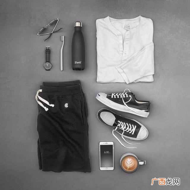 男生短裤上穿什么搭配（男生穿短裤上身怎么搭