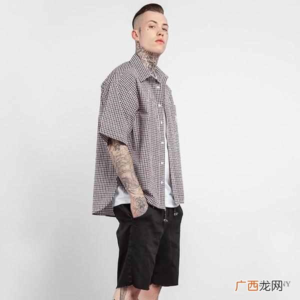 男生短裤配什么短袖（男士短裤搭配哪些上衣好