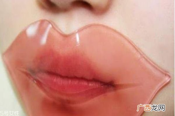 夏天为什么容易嘴巴起皮呢如何治疗嘴巴起皮呢