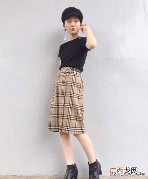 格子的衣服配什么下装好（格子的服装如何搭配