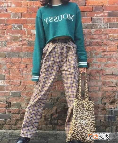 格子的衣服配什么下装好（格子的服装如何搭配