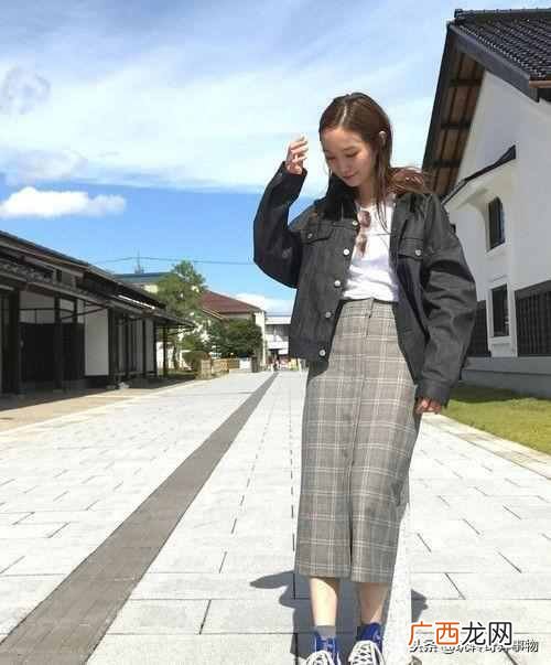 格子的衣服配什么下装好（格子的服装如何搭配