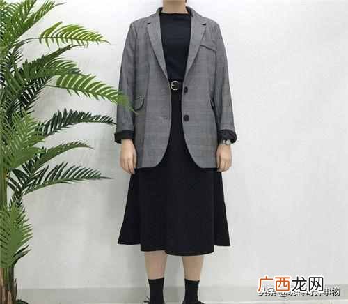 格子的衣服配什么下装好（格子的服装如何搭配