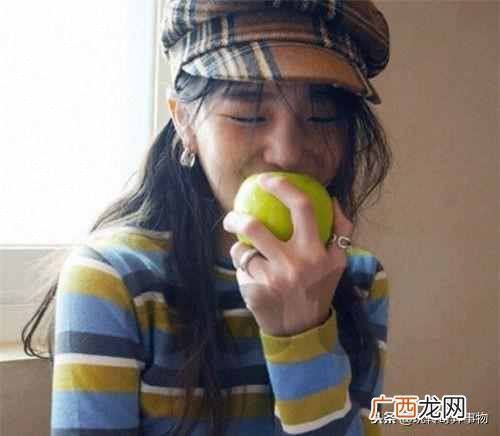 格子的衣服配什么下装好（格子的服装如何搭配