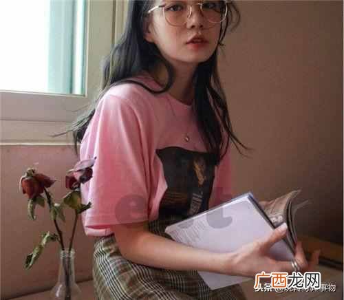 格子的衣服配什么下装好（格子的服装如何搭配