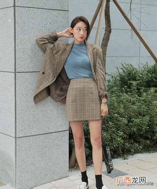 格子的衣服配什么下装好（格子的服装如何搭配