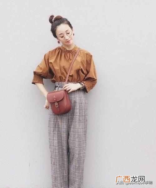 格子的衣服配什么下装好（格子的服装如何搭配