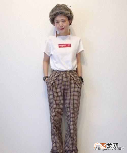 格子的衣服配什么下装好（格子的服装如何搭配