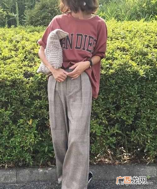 格子的衣服配什么下装好（格子的服装如何搭配