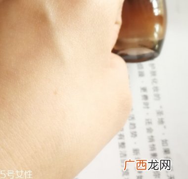 雅诗兰黛精华液多少钱？年轻肌肤的秘密