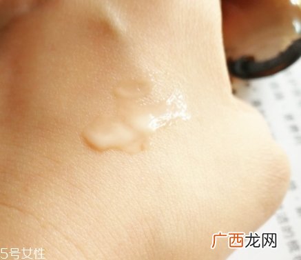 雅诗兰黛精华液多少钱？年轻肌肤的秘密