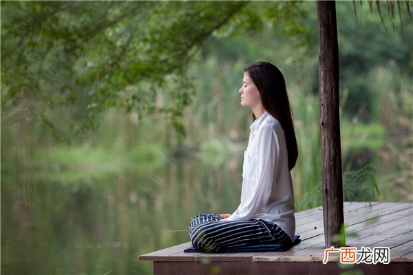 头发白是什么原因引起的不能治愈的白发病