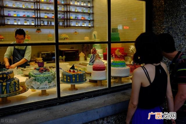 开蛋糕店赚钱吗-,一个蛋糕店一年能挣多少钱
