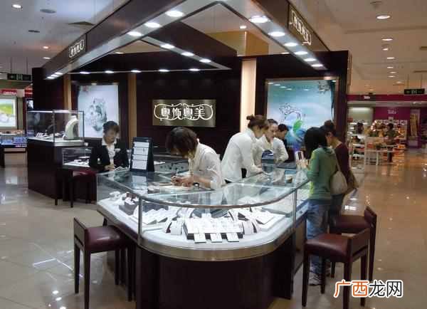 大型商场卖什么比较好（在商场开什么店最赚钱