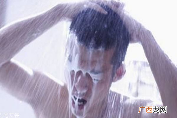 头部脂溢性皮炎用什么洗发水洗发水很重要