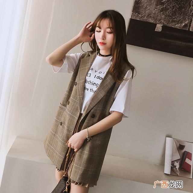 西装马甲配什么衣服好看（女生西装马甲怎么搭