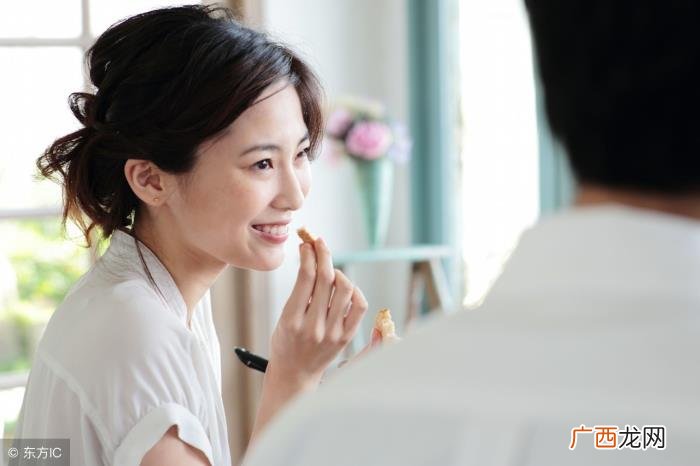 和刚认识不久的女生怎么聊天，刚刚认识的那种关系怎么聊