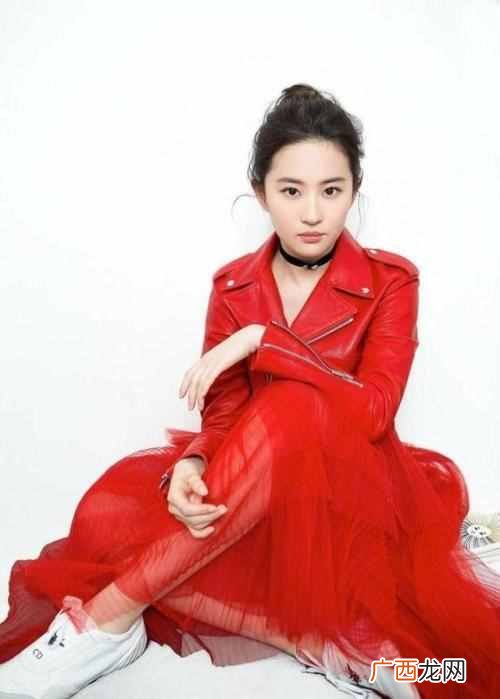 红色皮衣搭配什么裤子好看（女士红色皮衣搭配