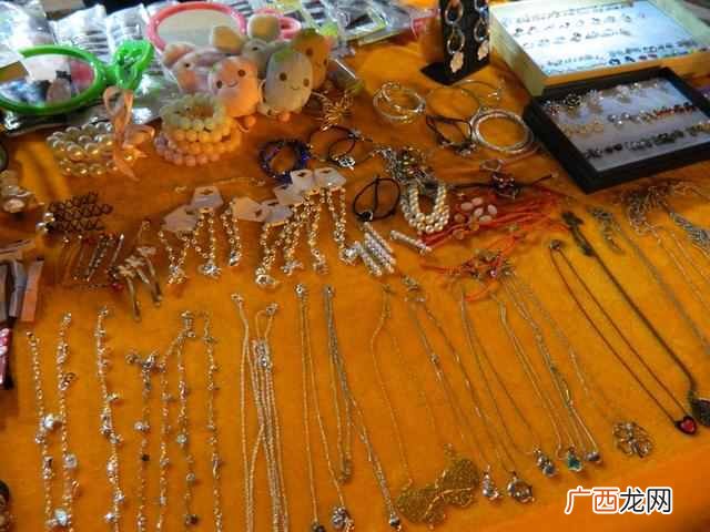 在什么地方摆地摊能赚钱（摆地摊选什么位置好
