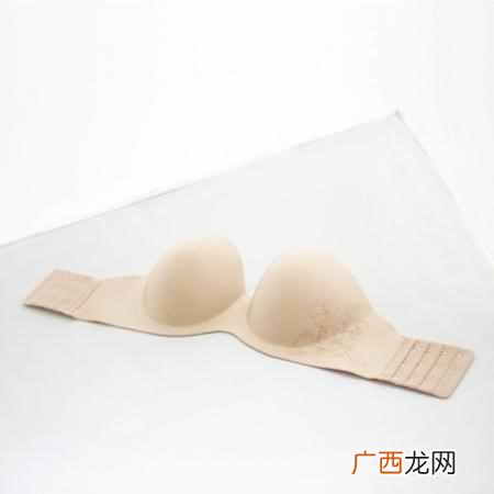 一字肩里面穿什么衣服好看（一字肩的衣服里面