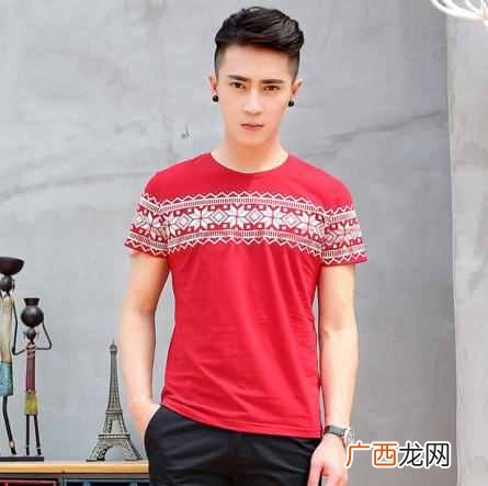 男生夏天穿什么颜色的上衣（夏季男生穿哪些颜