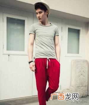 男生夏天穿什么颜色好看（男生衣服鞋子配色技