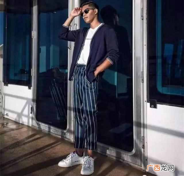 皮肤黑的男生穿什么颜色衣服（皮肤黑适合穿浅