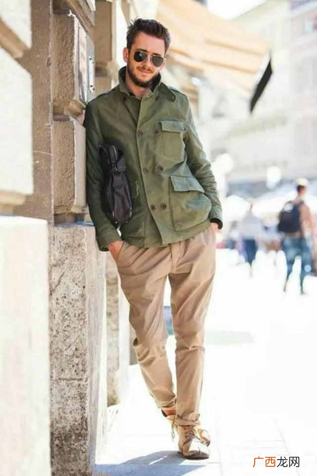 皮肤黑的男生穿什么颜色衣服（皮肤黑适合穿浅